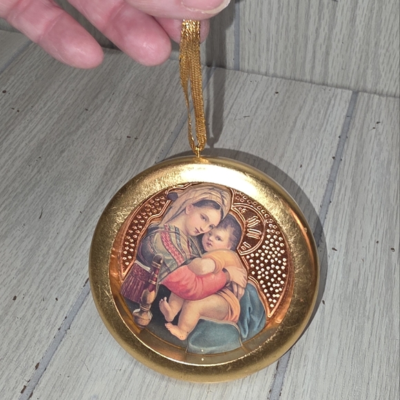 Vintage 1996 Mary And Jesus Ornament Brass Copper Madonna Hallmark Keepsake 4" - Picture 1 of 6